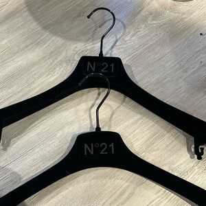 NO 21 WIDE BLACK VELVET HANGERS
